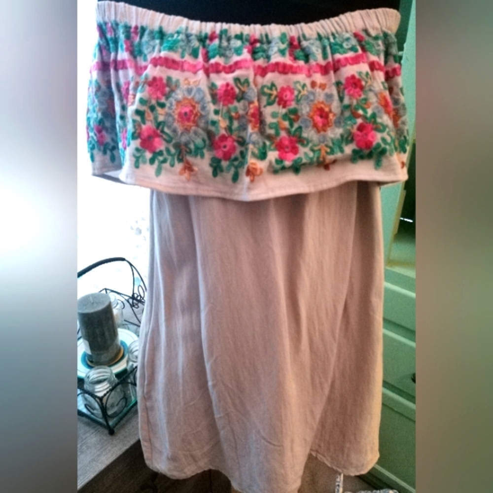 Gorgeous Floral Embroidered grey off the shoulder dress/blouse Size Large